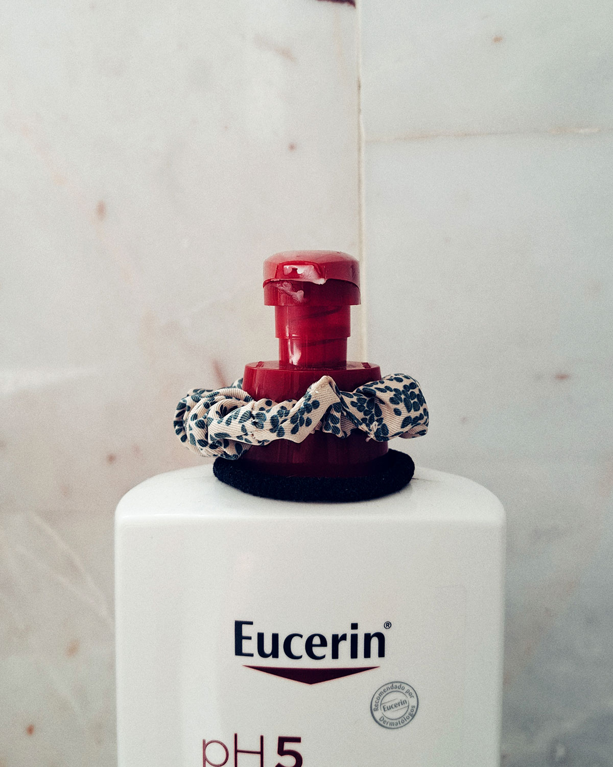 A bottle cap as a hair tie container