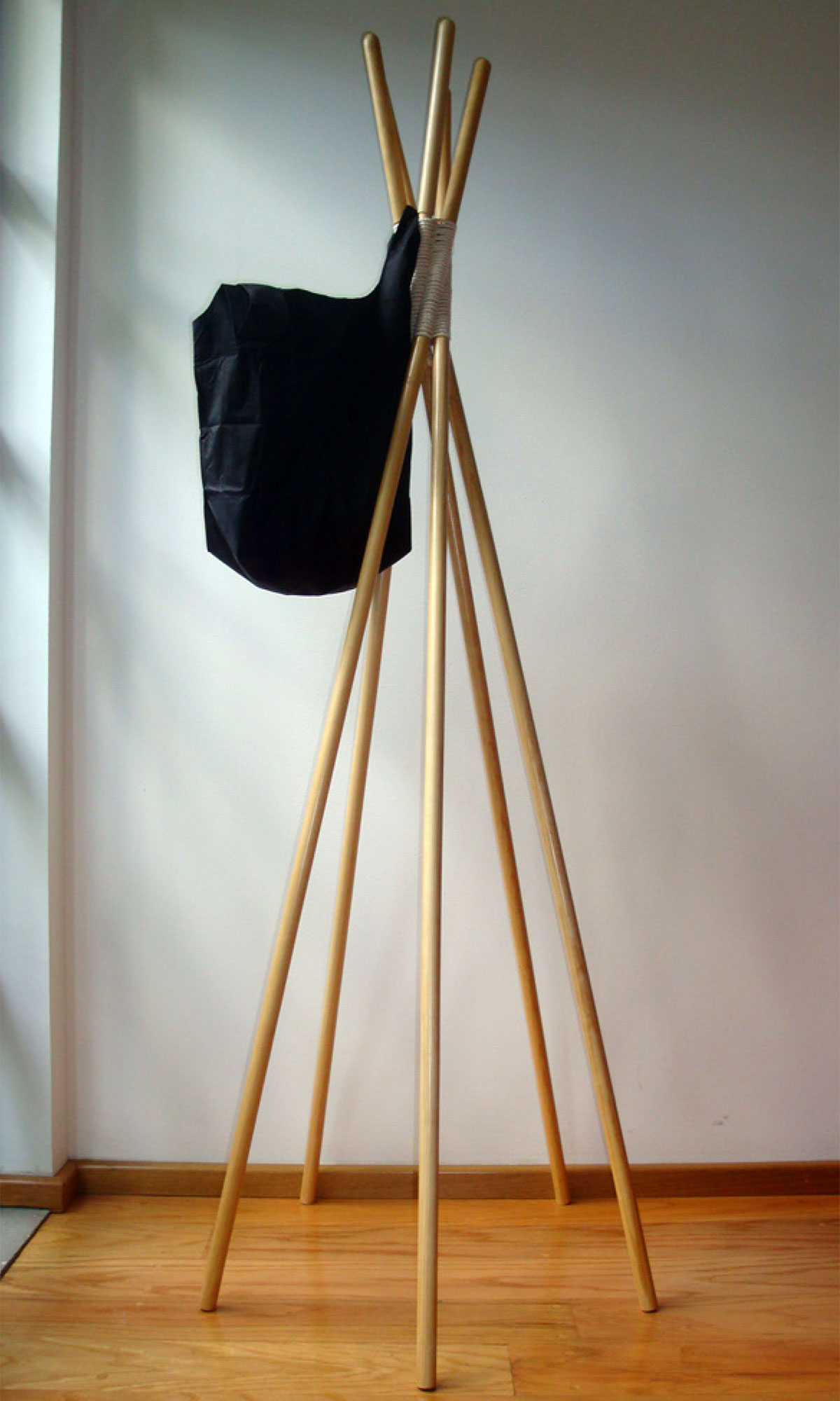 Standing coat hanger